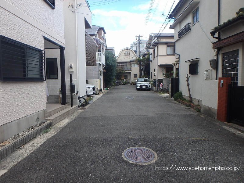 東側道路から北へ望む