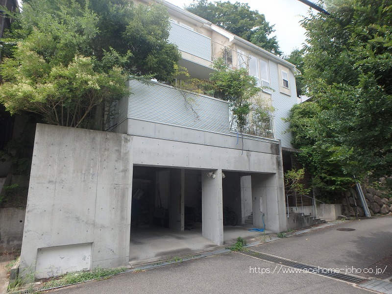 芦屋川駅 徒歩10分 構造:木造土地面積:271.98平米 ( 82.27坪 ) 建物面積:190.19平米 ( 57.53坪 )