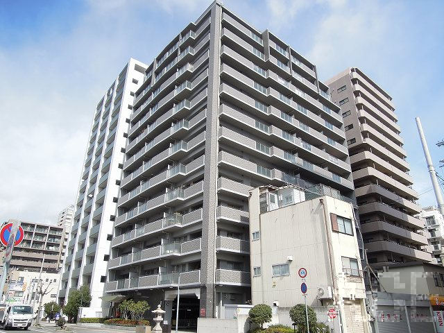 南東側からの外観