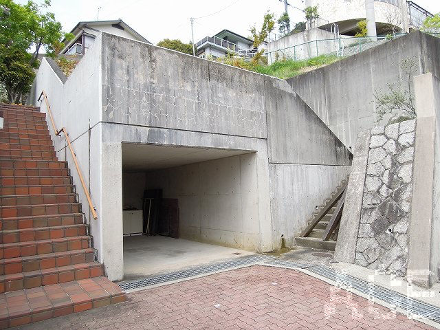 東側の掘込車庫と階段
