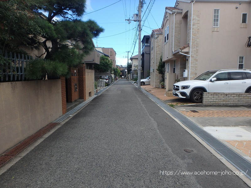 南側道路から東へ望む