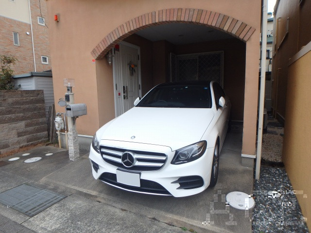 玄関周りと駐車場