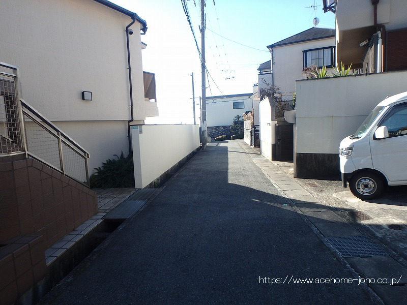 南東側公道から南西へ