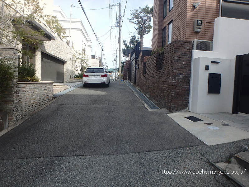 西側公道から北へ望む