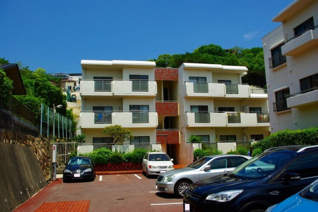 建物外観と駐車場