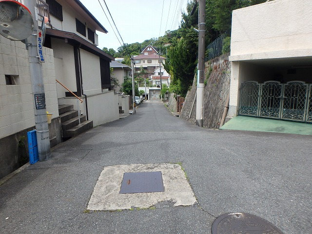 南側道路から西へ望む