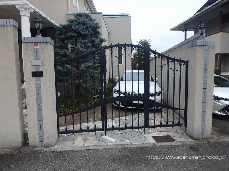 玄関周りと駐車場