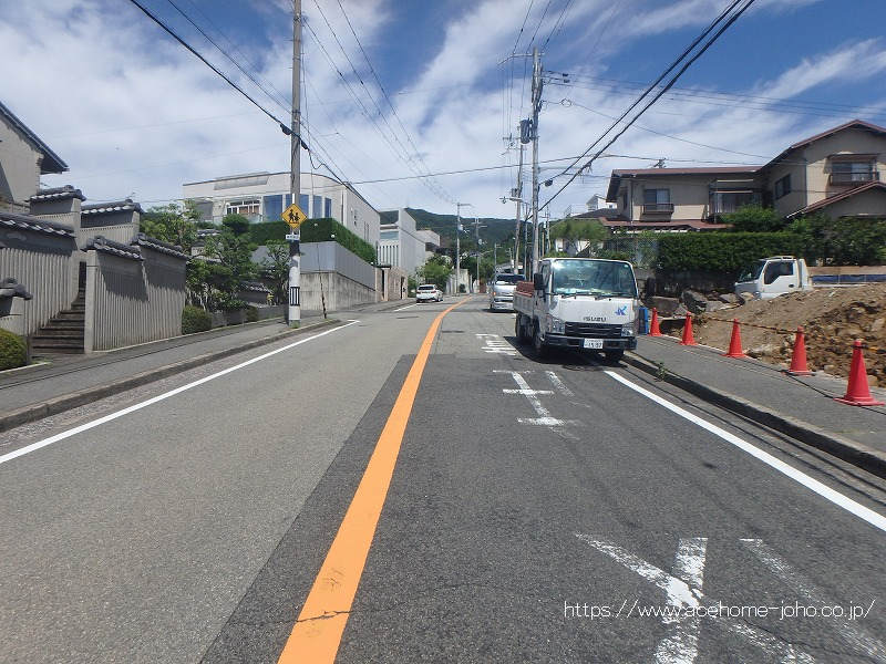 西側公道から北へ望む