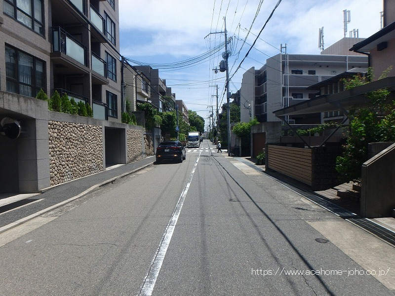 北側公道から西へ望む