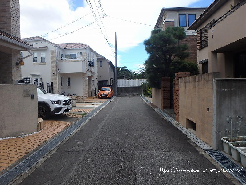 南側道路から西へ望む