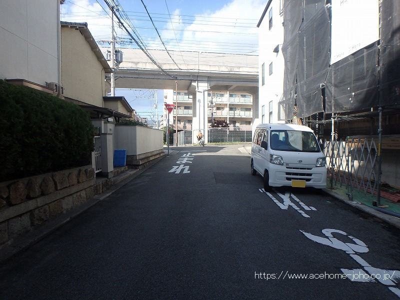 西側公道から北へ望む