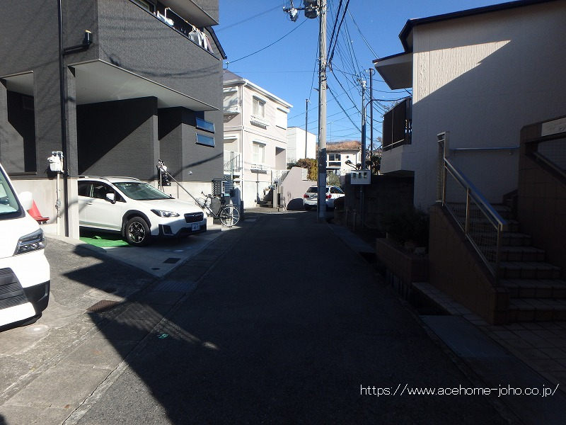 南東側公道から北東へ