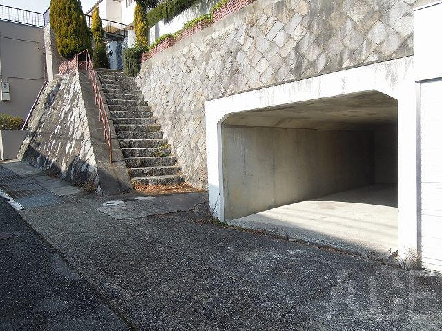 階段と駐車場