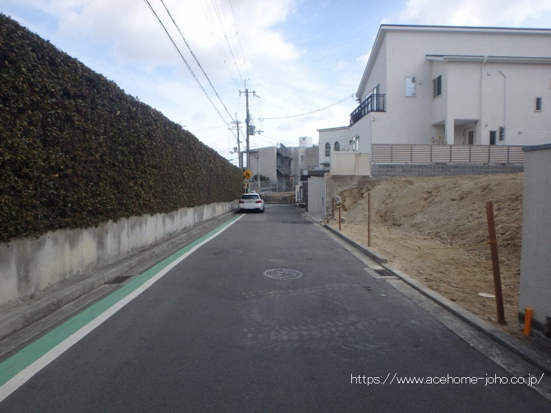 北西側公道から北東へ