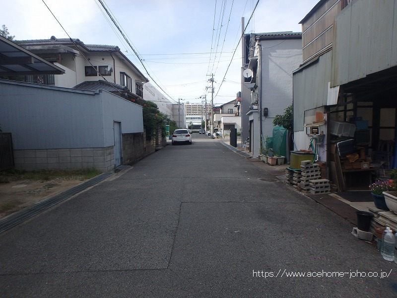 西側公道から北へ望む