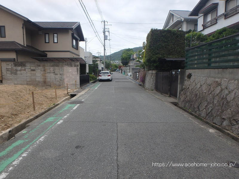 北側公道から西へ望む