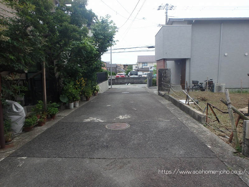 東側道路から南へ望む