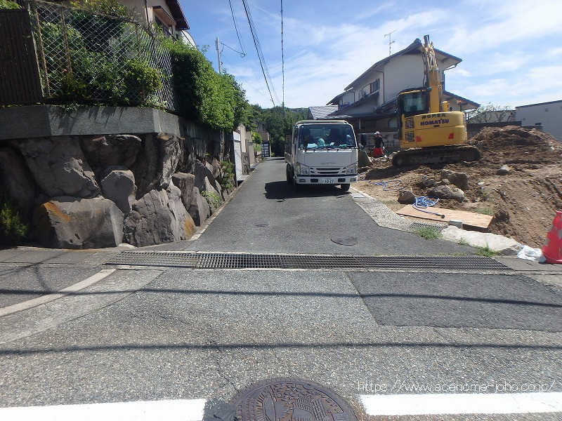 北側公道から東へ望む