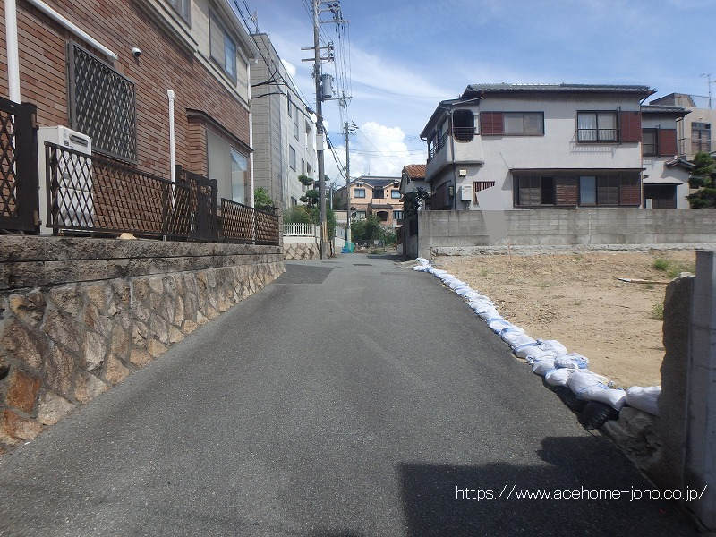 西側公道から北へ望む