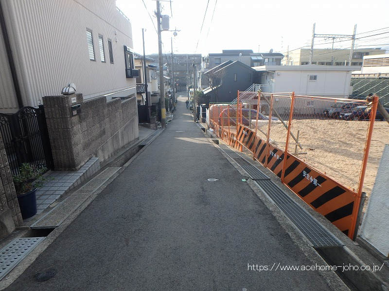 南側公道から西へ望む