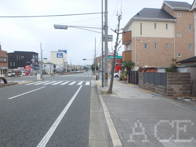 北側公道から東へ望む