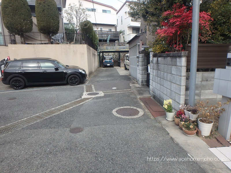 南西側道路から南東へ