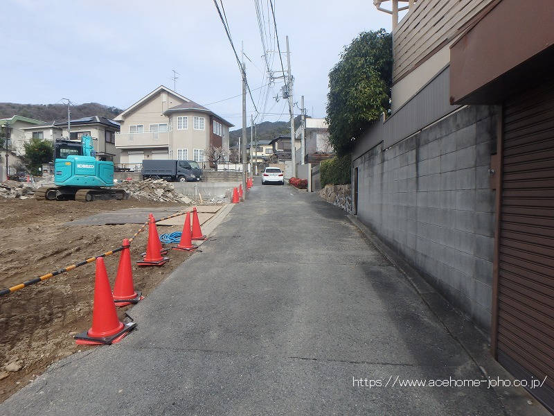 東側公道から北へ望む