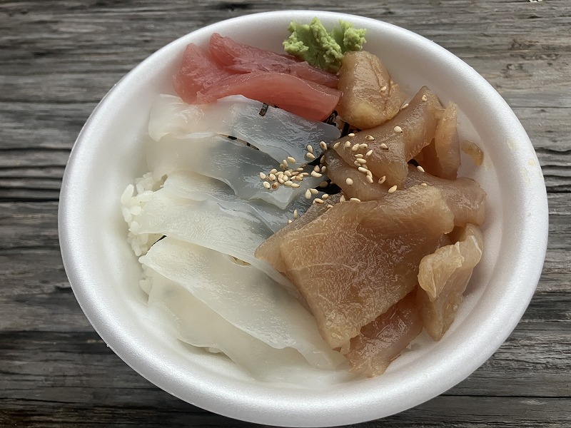 慶良間（ケラマ）諸島の阿嘉島にある「座間味村漁協 阿嘉直売所」で3